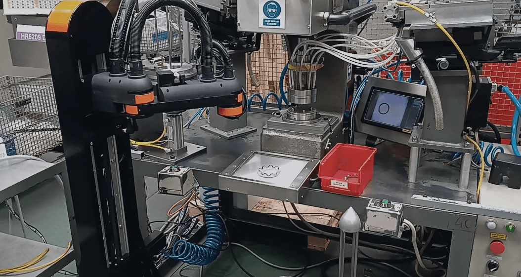 Automatisierte Ringeinlage und Qualitätskontrolle mit SCARA-Roboter