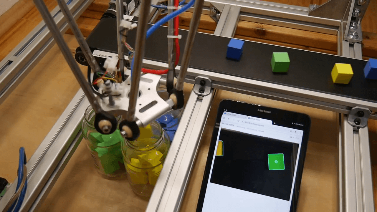 Delta Roboter sortiert Würfel nach Farben