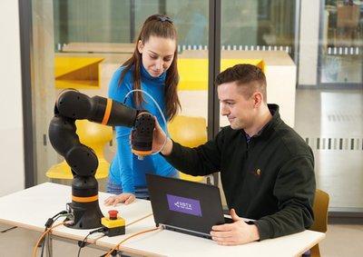 Praxisnahe Roboter-Trainings - RBTX Academy